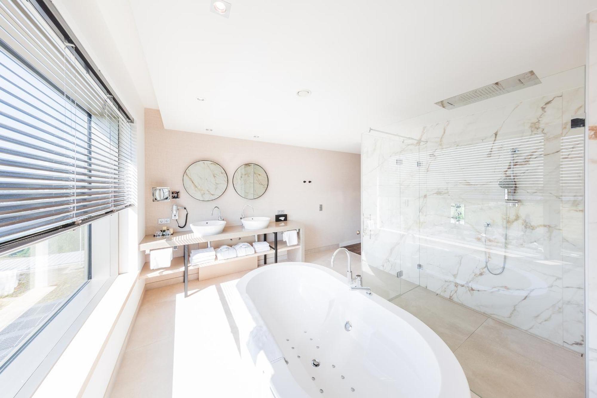 Suite Spa Bath,1435709047:JPEG
